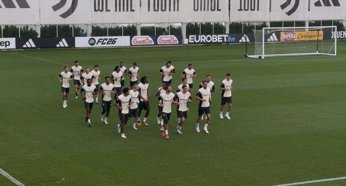 LIVE TJ - Allenamento terminato. Assenti Miretti e Conceicao. In gruppo Zhegrova e Cambiaso. Presenti Scanavino e Modesto (FOTO E VIDEO)