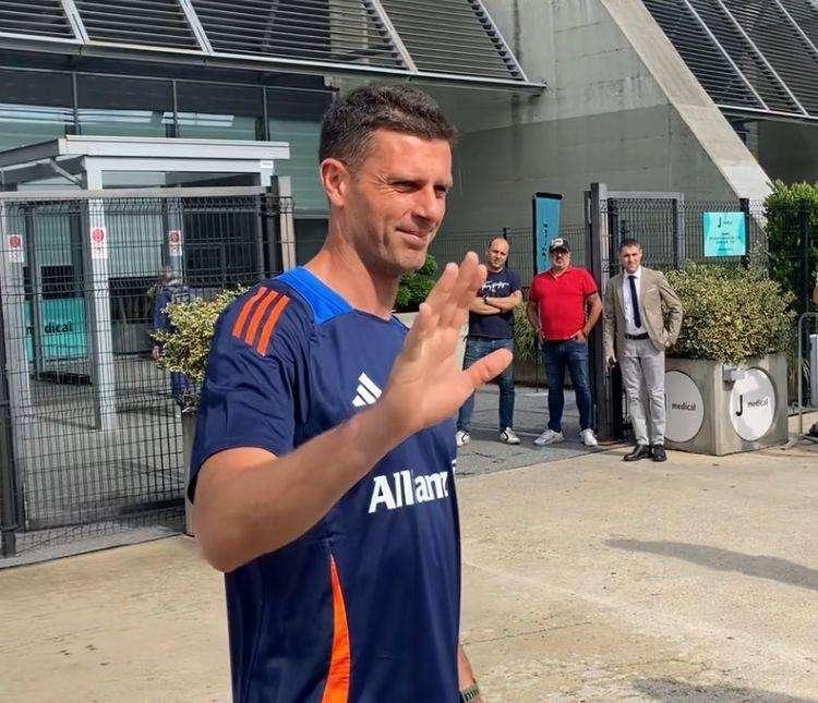 LIVE TJ - Huijsen arrivato al JMedical. Thiago Motta è alla Continassa. Il coro dei tifosi: “chi non salta interista è” (VIDEO)