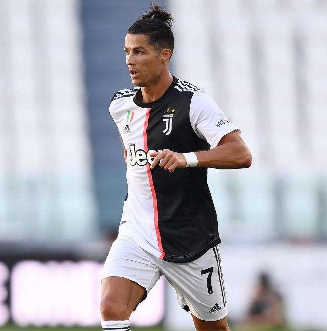 CR7 dal cuore d'oro: magliette per tutti i medici cubani sbarcati in Italia durante l'emergenza Coronavirus