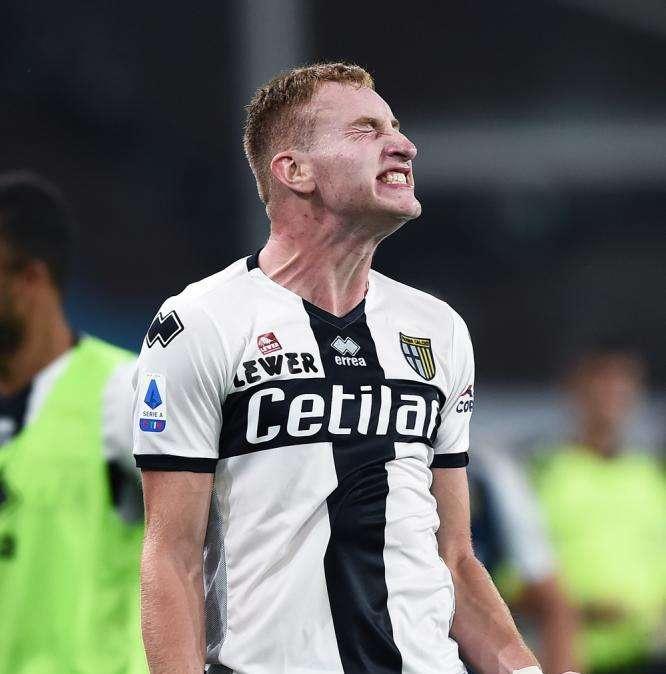 UFFICIALE - Kulusevski resta al Parma fino al 31 agosto