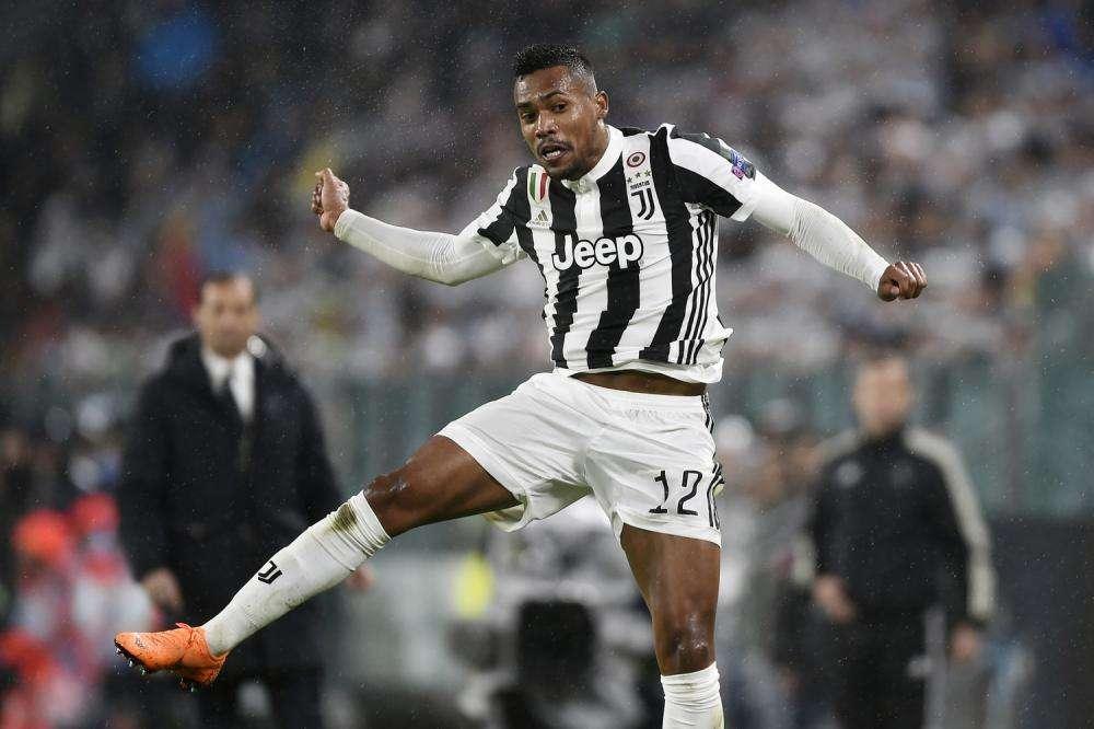 Lo United insiste per Alex Sandro