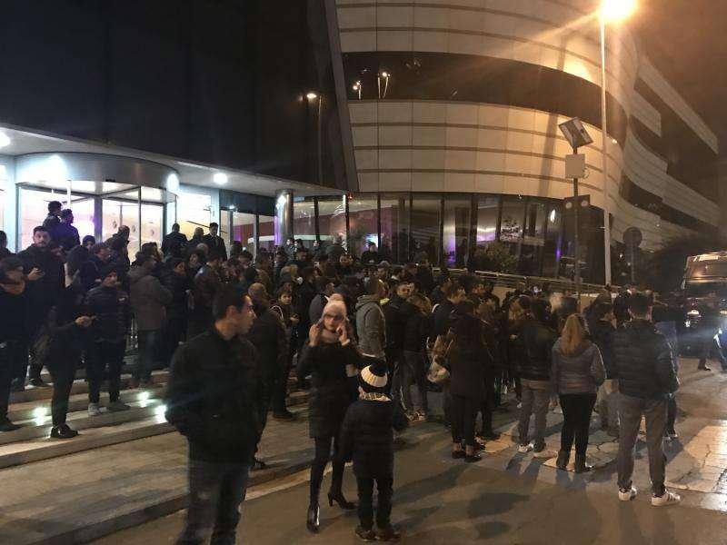 LIVE TJ - La Juventus arrivata al T-Hotel di Cagliari. Bagno di folla e ressa per i Campioni d'Italia (FOTO-VIDEO)