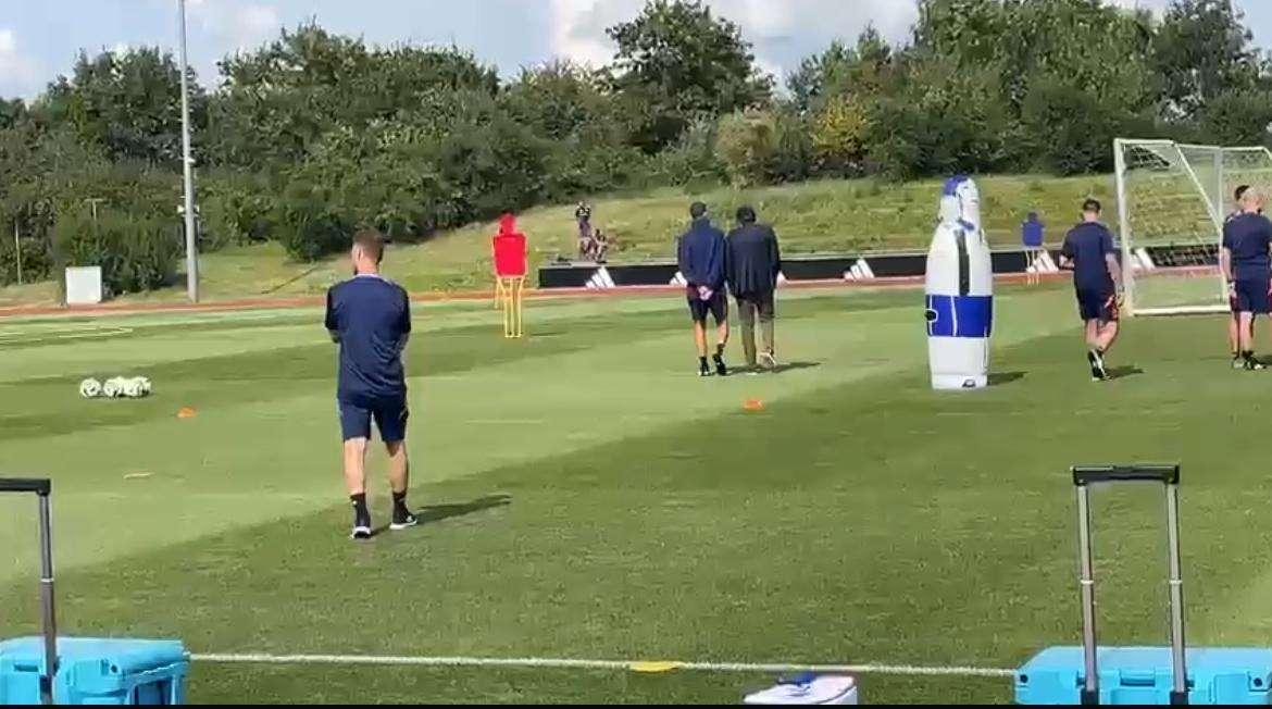 VIDEO TJ - Dialogo fitto tra Thiago Motta e Giuntoli in mezzo al campo 