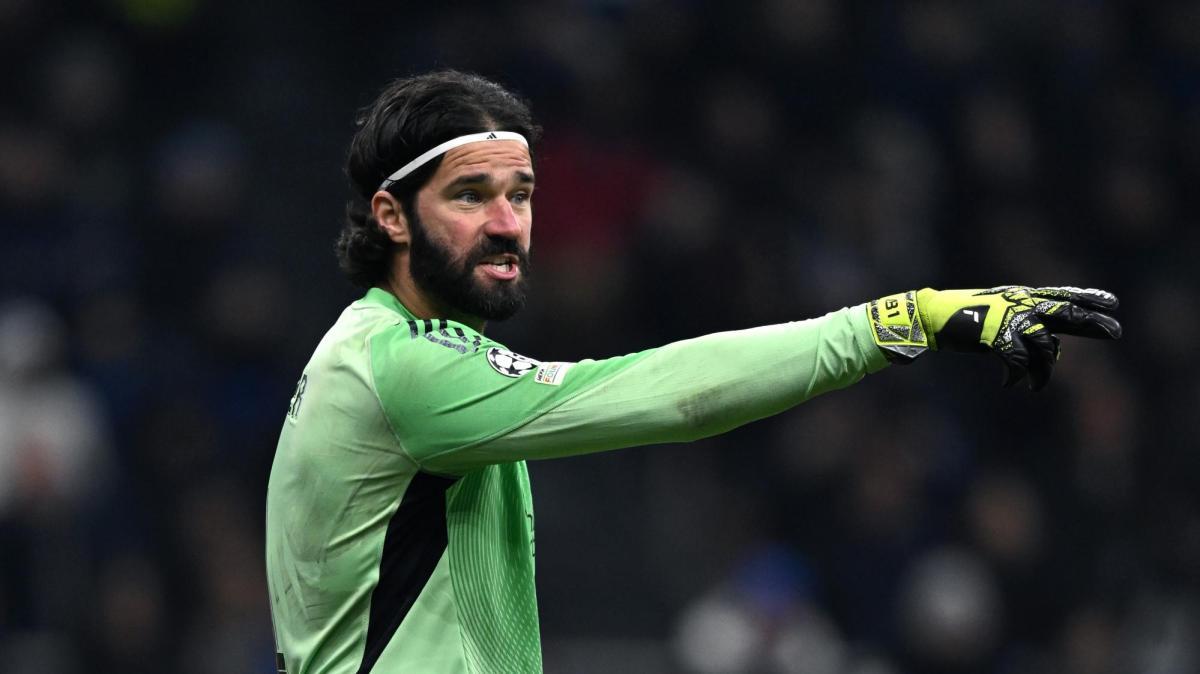 Slot sibillino sul futuro di Alisson: “I tifosi devono sostenerlo che sia la sua prima o la sua ultima partita”