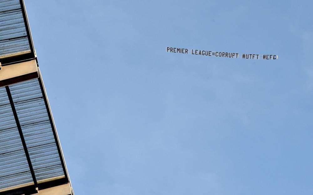 Premier League, Man City-Liverpool, pari e aereo di 'protesta'