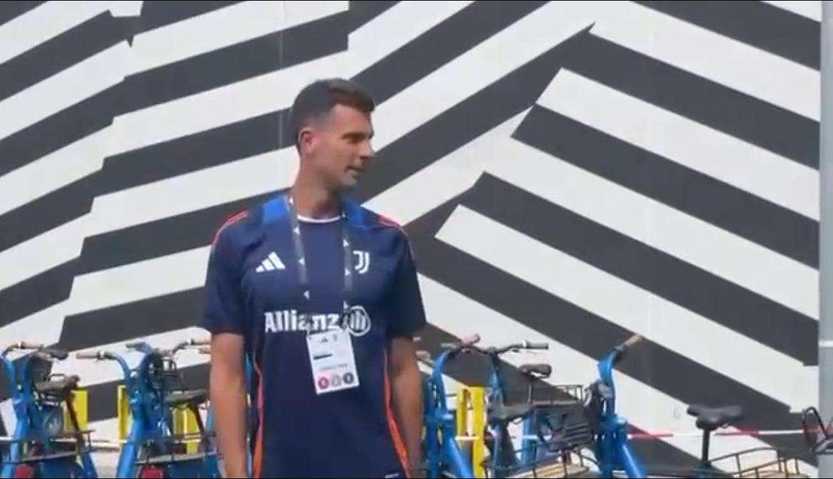 TJ - Thiago Motta è già arrivato al campo dove si svolgerà l’allenamento pomeridiano 