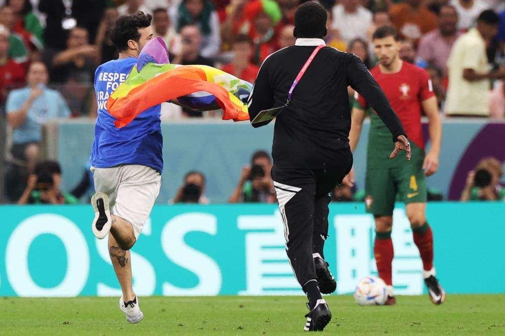 Mondiali 2022, invasore con drappo arcobaleno e maglia pro iraniane