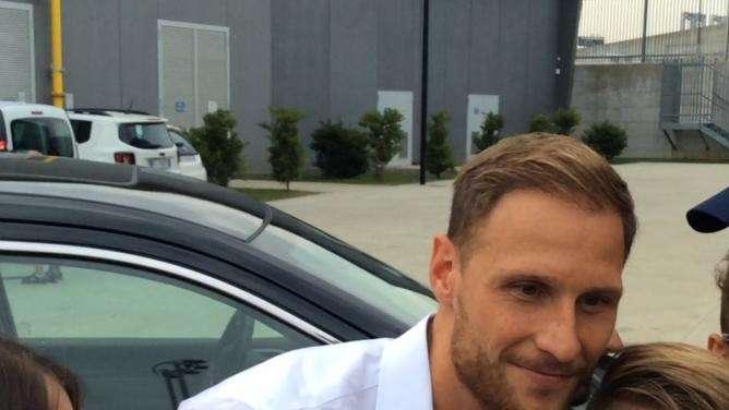 LIVE TJ - HOWEDES è bianconero. Ha firmato fino al 2020. Una settantina di tifosi a salutarlo al JMedical  (FOTO - VIDEO) 