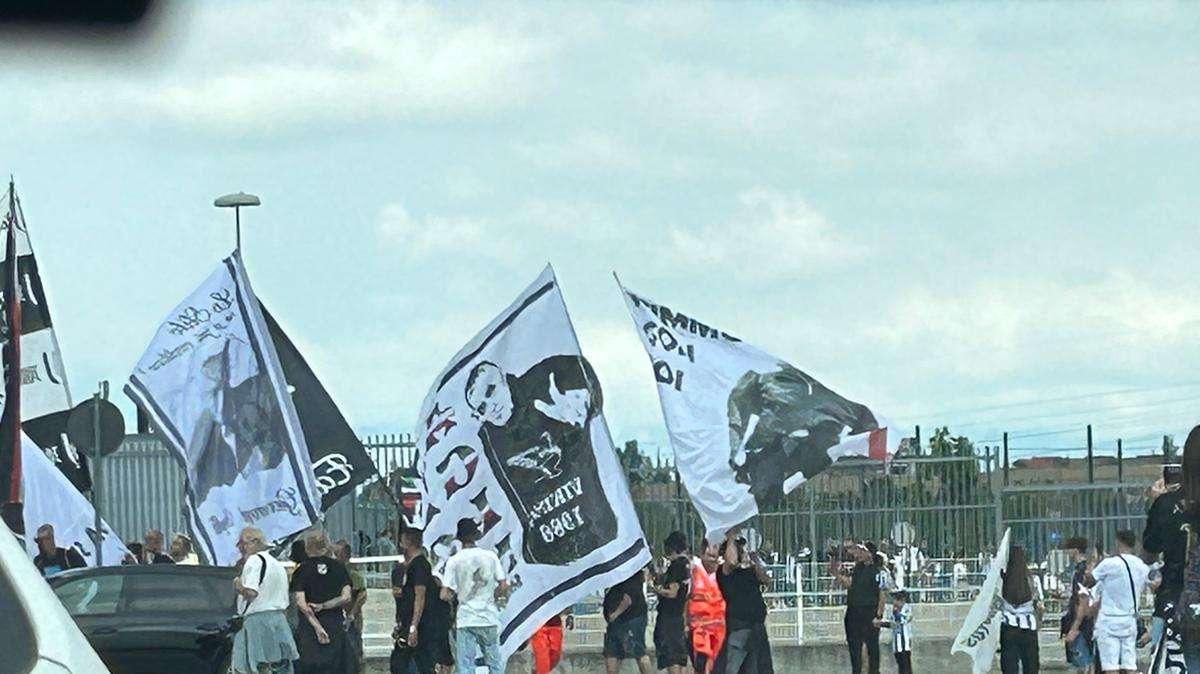 FOTO - I tifosi bianconeri fuori dallo Stadium