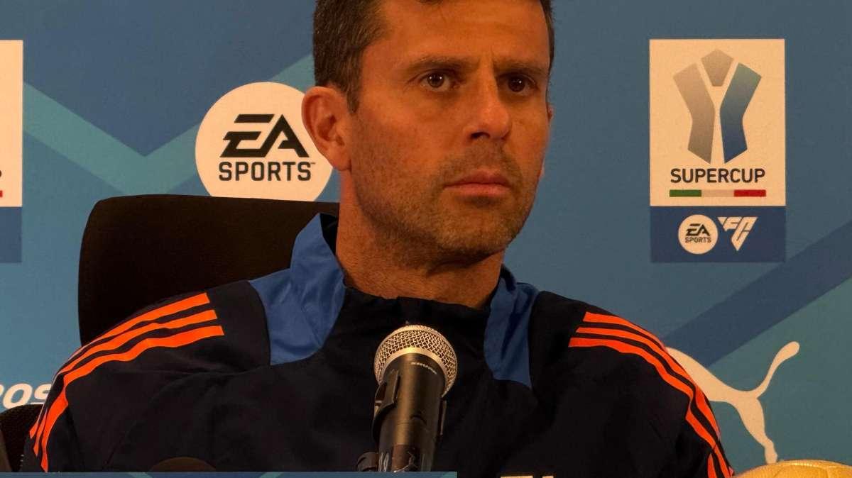 LIVE TJ - THIAGO MOTTA: “Domani vogliamo vincere. Vlahovic e Conceicao out. Su Douglas Luiz…”