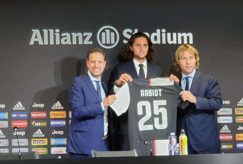 VIDEO - Siparietto tra Rabiot e Nedved sul Pallone D'oro al Museo. Il francese: "Ma è quello vero?"