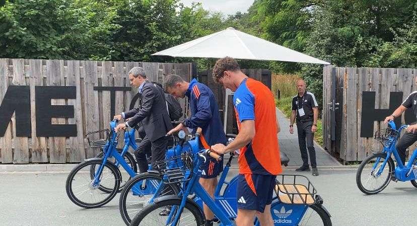 LIVE TJ - RITIRO JUVE DAY 12 - Thiago Motta e Vlahovic in giro in bici per l’Adidas HQ (VIDEO e FOTO). Allenamento pomeridiano in palestra. Coline sprona Thuram: “Chi non è aggressivo non esiste”