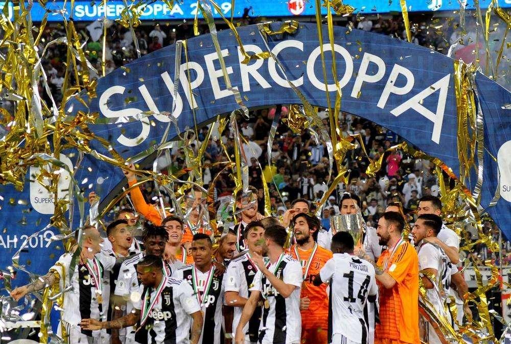 FOTO - Chiellini porta la Supercoppa al Museum: "Felici di aver iniziato l'anno con un trofeo, ora continuiamo a vincere"