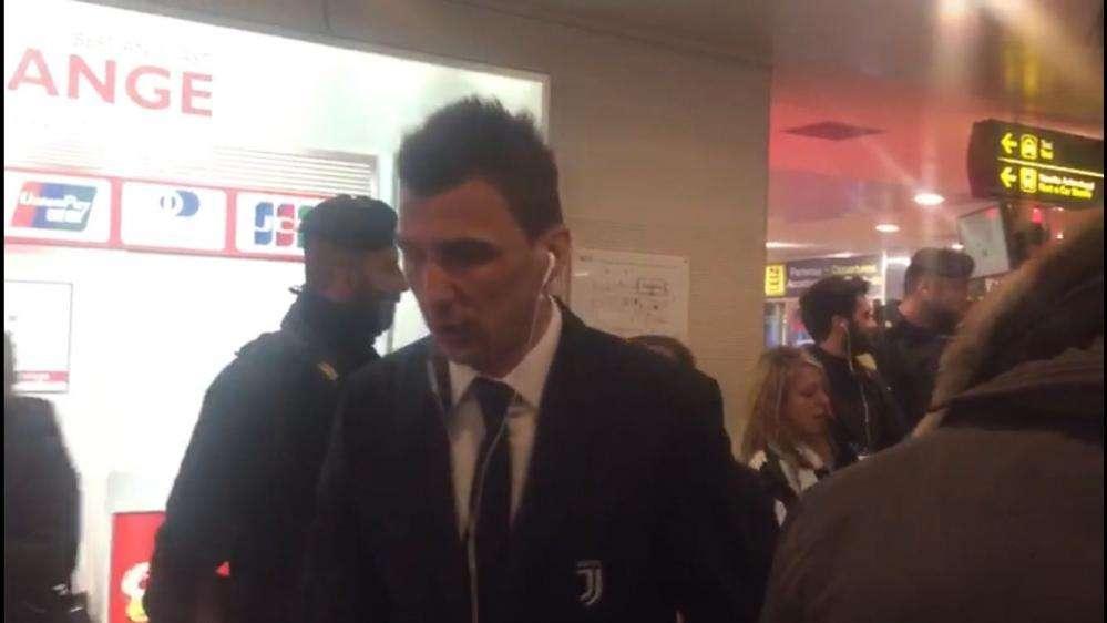 LIVE - Juve arrivata a Firenze (FOTO). Grande entusiasmo all'arrivo in hotel della squadra. 20 convocati. Domani sarà 4-3-3. Marchisio favorito per sostituire Matuidi. Bernardeschi ancora titolare