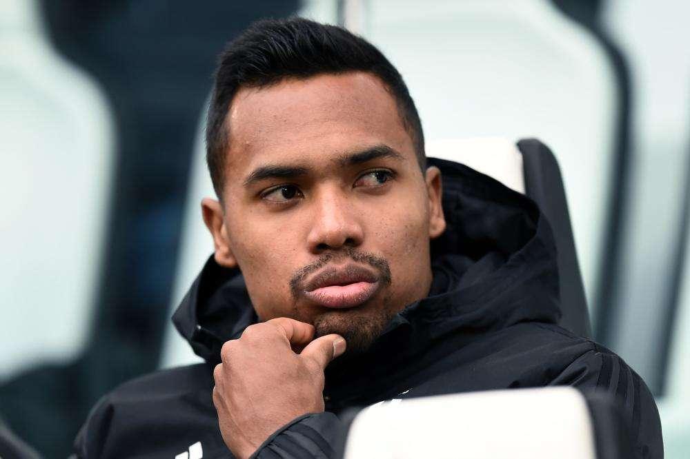 LIVE TJ - Alex Sandro sostituito per una botta al costato rimediata nel riscaldamento