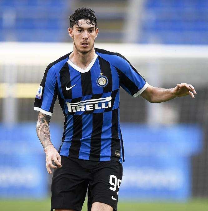 Bastoni su Conte: "Mi ha dato tantissimo: non so in quanti avrebbero avuto il coraggio di far esordire un 20enne all'Inter come ha fatto lui"