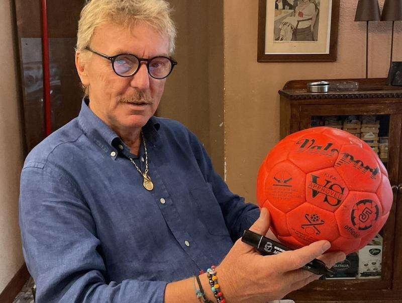Dopo 40 anni il pallone della Supercoppa Europea,Juventus- Liverpool, firmato da Boniek a Roma