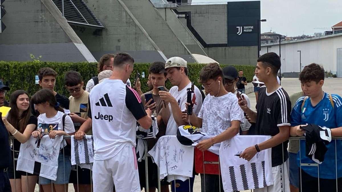 LIVE TJ - RITIRO JUVE DAY 3 - Usciti Pjaca, Arthur, Pellegrini, Zakaria, De Winter, Kostic e Danilo. Coro dei tifosi per il brasiliano: "C'è solo un capitao". Pogba ha lasciato il JMedical  