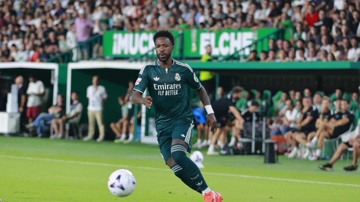 Calcio: Mbappè e Vinicius si coprono la maglia a sostegno di Ceuta, polemica in Spagna
