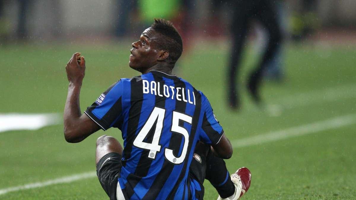 TUTTOSATIRA: Balotelli - impegnato in un trasloco - scambiato per un ladro. Svelato il motivo.