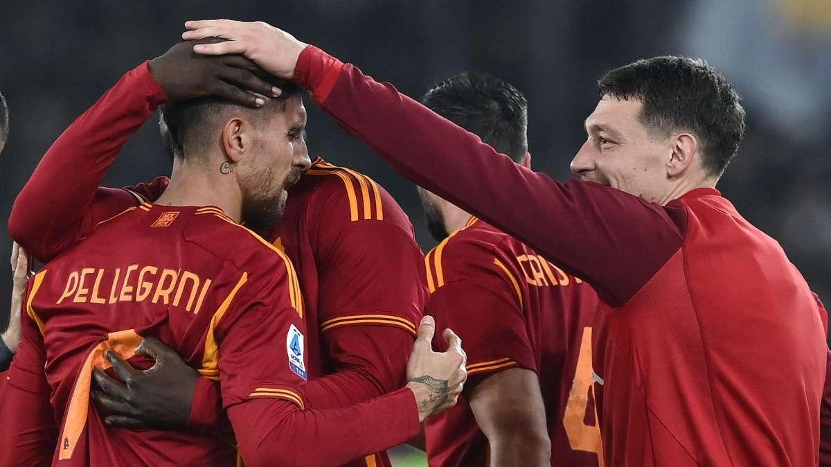Serie A, la Roma piega 2-0 il Napoli e vola a -3 dal quarto posto. La classifica aggiornata