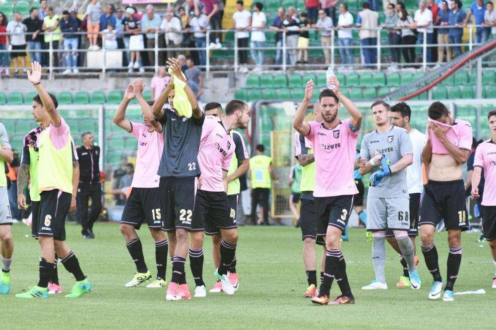 Covid-19, ben 19 positivi al Palermo: salta gara con Viterbese