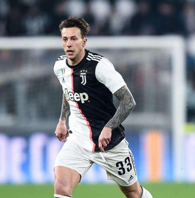 Juve, in questi giorni torna di moda lo scambio Berna-Rakitic con il Barcellona?