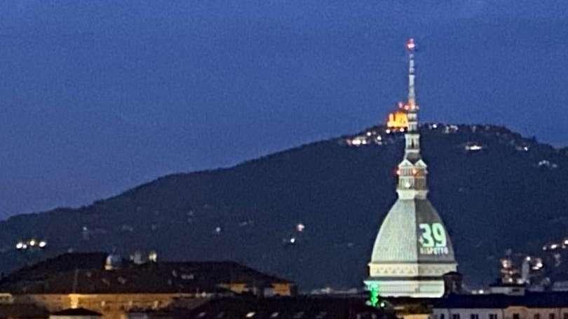 FOTO - Heysel, la Mole Antonelliana illuminata con la scritta: "+39 RISPETTO". Commemorazioni anche a Cherasco, Grugliasco e Reggio Emilia