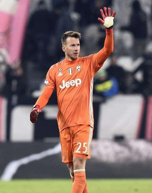 Neto: "Volevo solo giocare per il Valencia, sono felice"