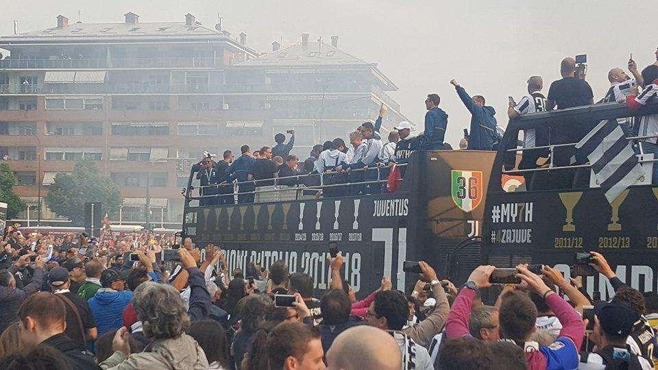 LIVE TJ - FESTA SCUDETTO - Il popolo bianconero accoglie i Campioni d'Italia in Piazza Vittorio!  (FOTO-VIDEO)