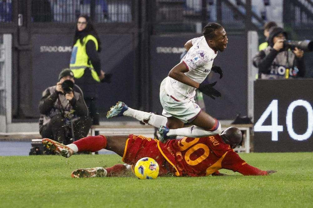 Fiorentina, Kouamé posta foto della gamba colpita da Lukaku