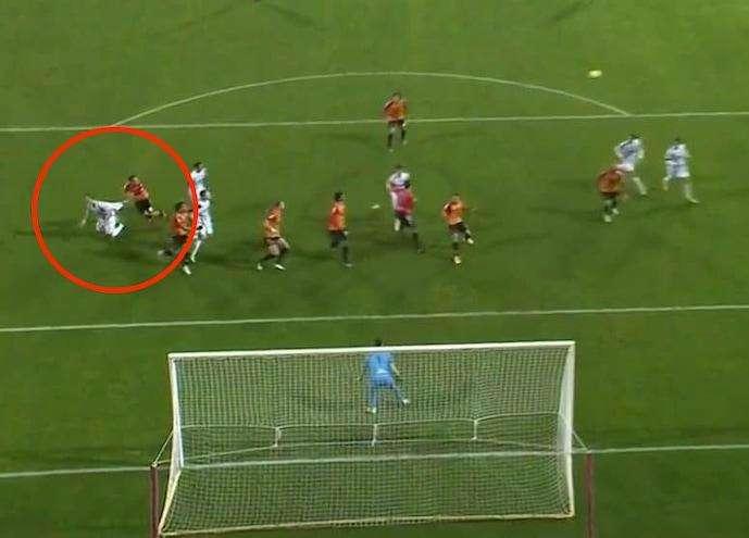 Due arbitri, due pesi e due misure: Napoli felice come una Pasqua. Juve nell'Abisso