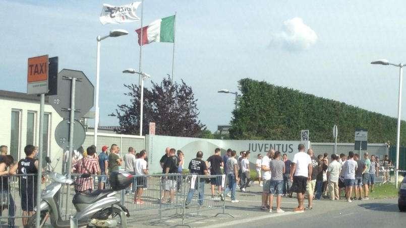 LIVE TJ -  I tifosi della Juve a Vinovo: non una contestazione, ma un confronto per ripartire insieme