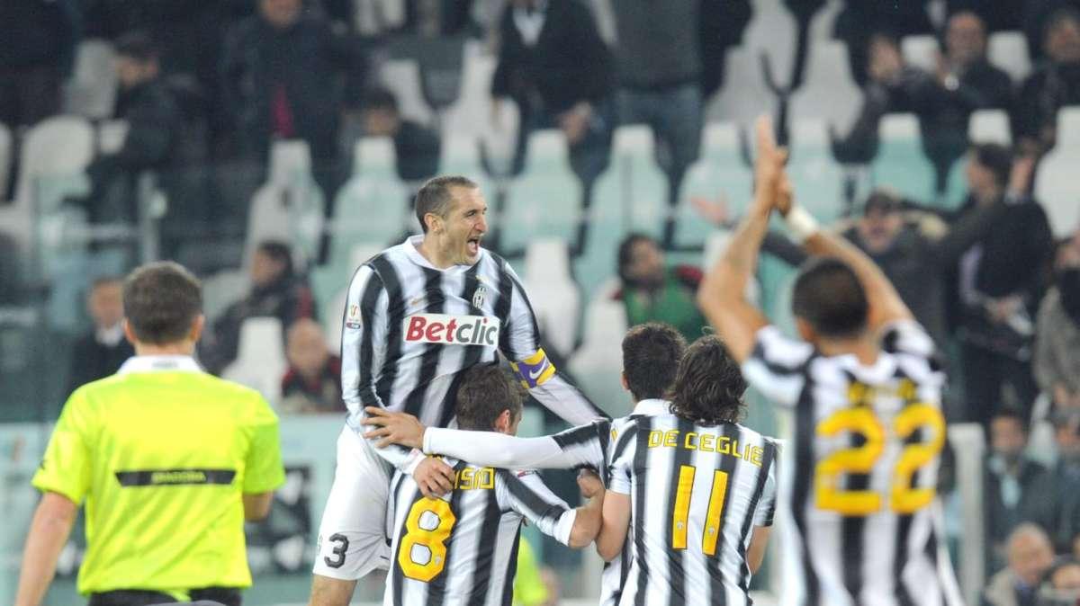 LA SIGNORA SI RISIEDE AL TAVOLO DELLA VITTORIA