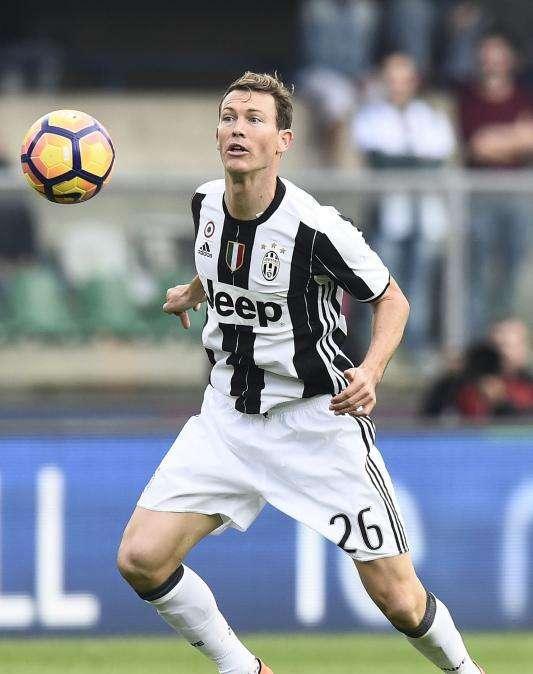 Lichtsteiner, il Barcellona cambia obiettivi: le ultime