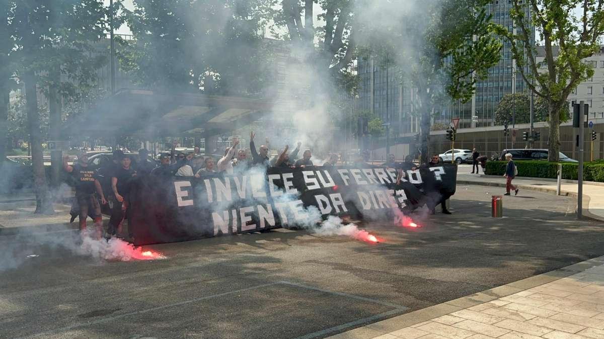 Tifosi sotto sede blucerchiata, 'Liberate la Sampdoria'