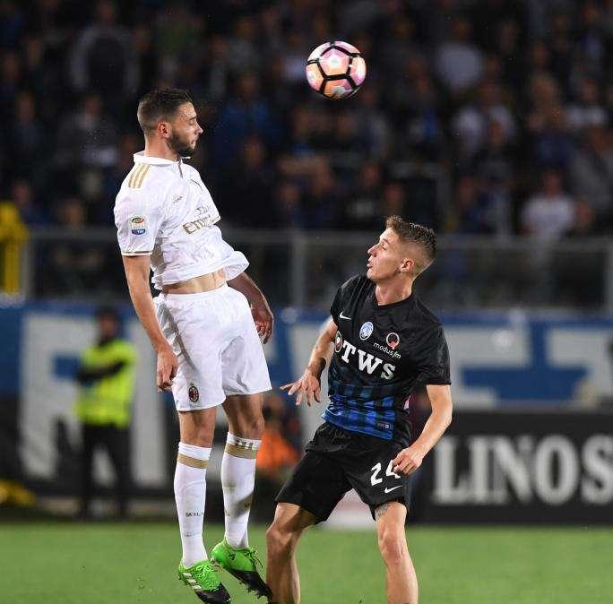 Sky - De Sciglio alla Juve solo se parte Lichtsteiner. Bianconeri in vantaggio sull'Inter per Bernardeschi 