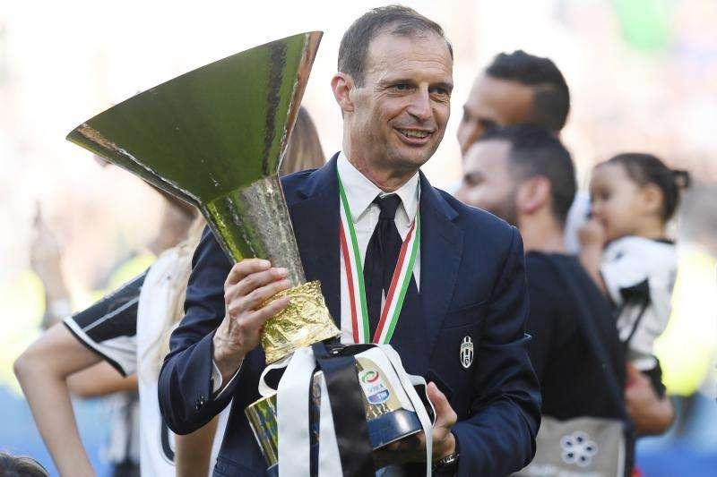 LIVE TJ - Allegri festeggia in ristorante con famiglia e staff. Cena a base di pesce