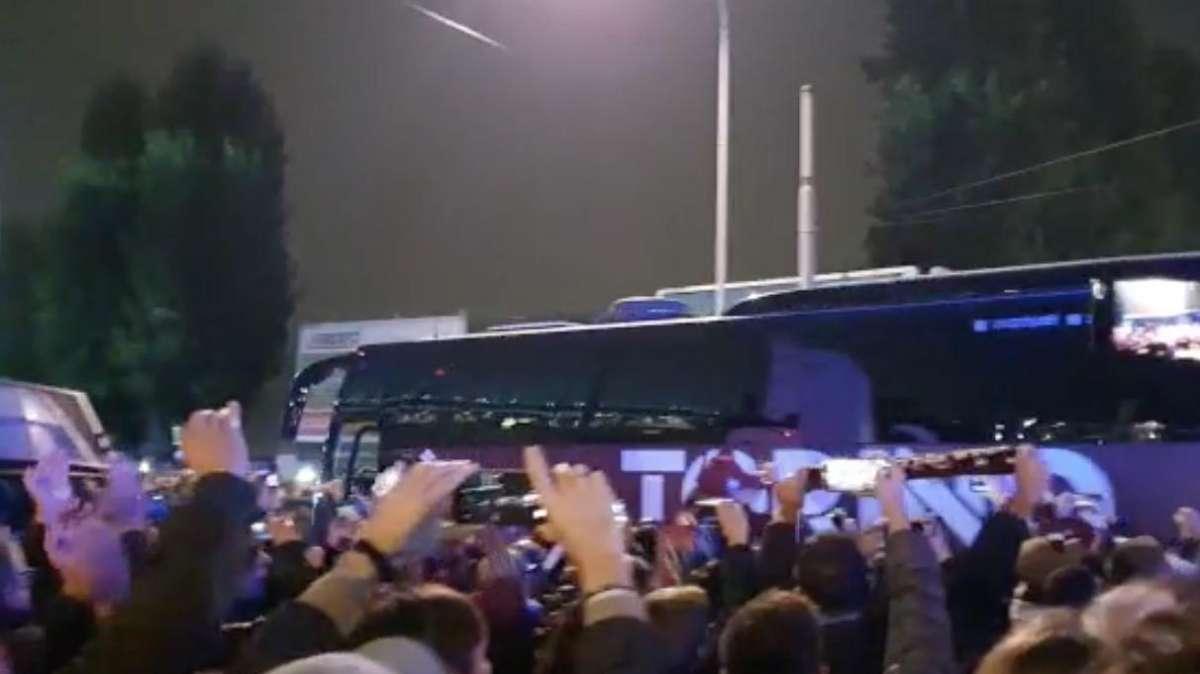 LIVE TJ - Arriva il pullman del Toro, i  tifosi granata: "Uccideteli!" (VIDEO)