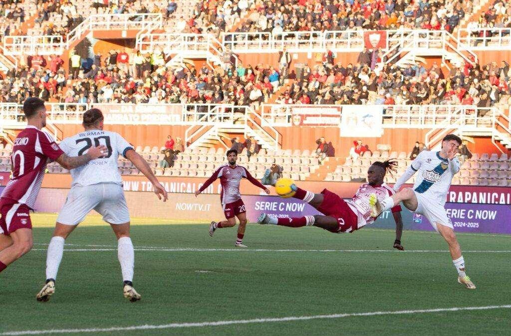 Trapani travolgente: il Latina crolla 4-0 senza riuscire a reagire