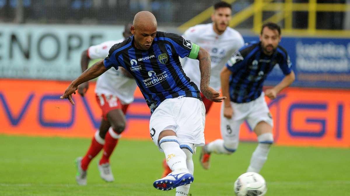 Ex - Ruben Olivera verso la panchina dell'Under 15 del Frosinone