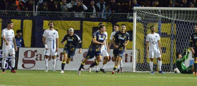 Serie C - Il Latina cede alla capolista Juve Stabia. Decide la rete di Bellich