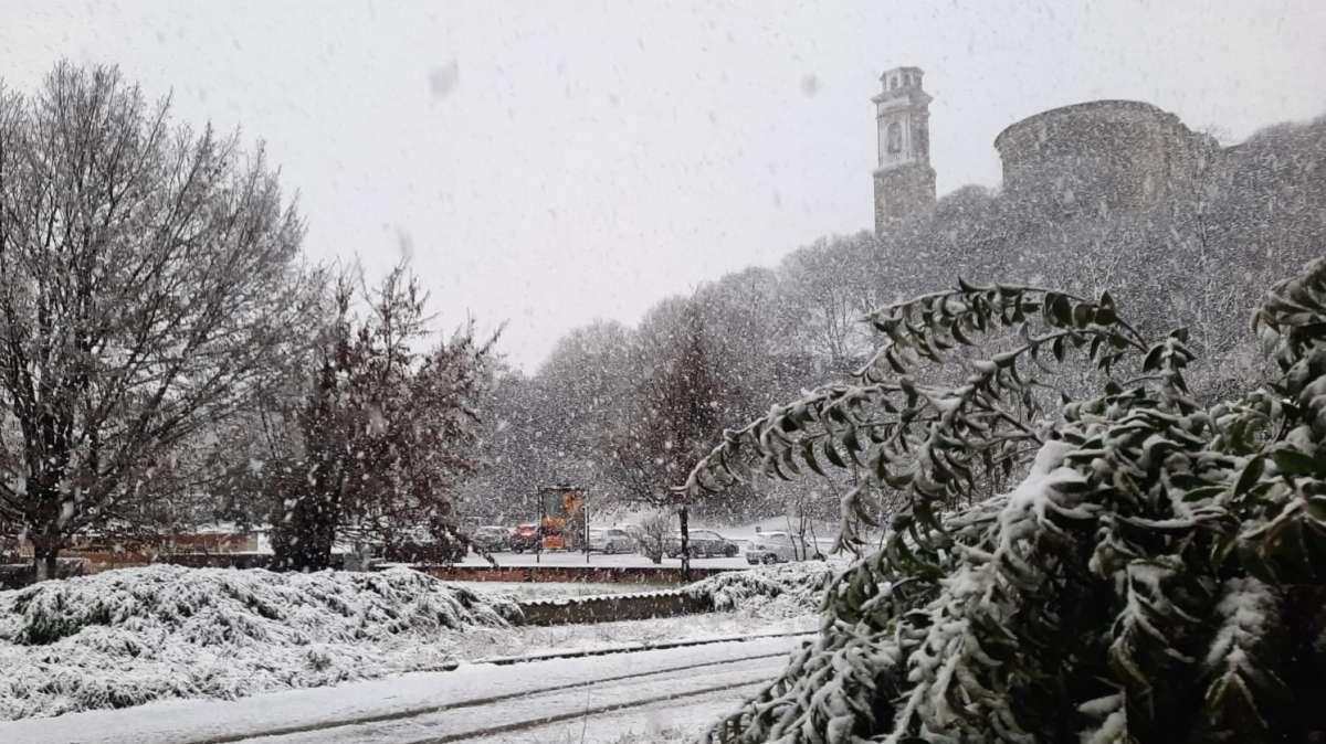 Castiglione, questa mattina intensa nevicata sul capoluogo morenico
