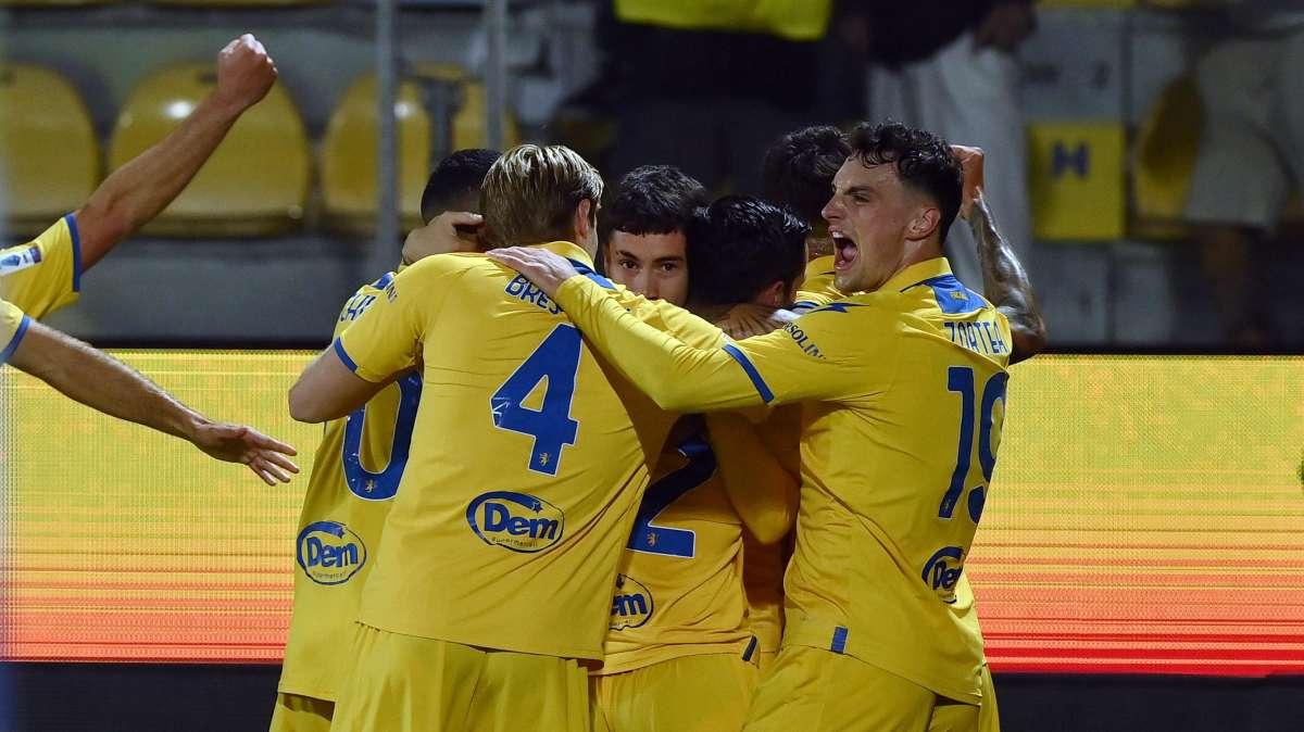 Frosinone, pari a Salerno in 9 uomini: Mantova a +5