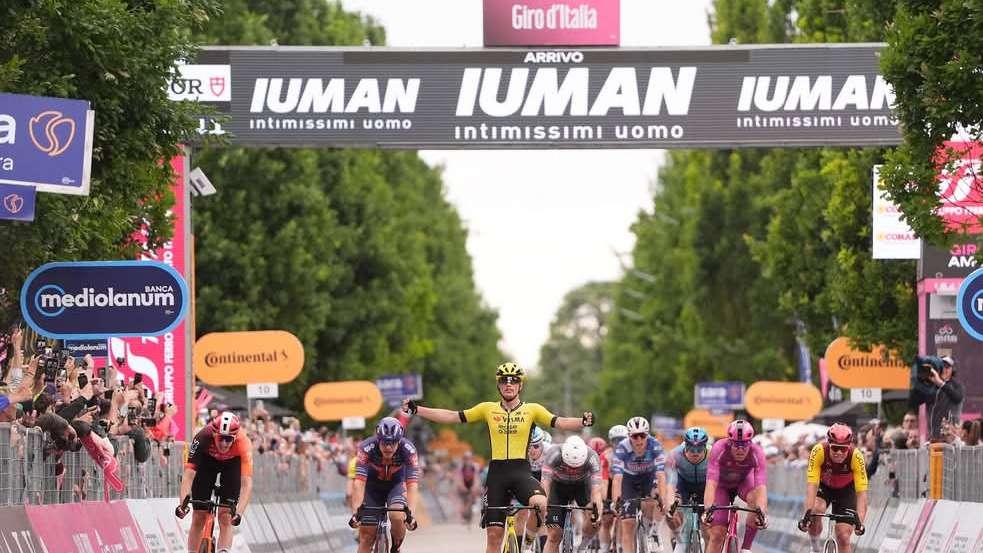 SPECIALE - Giro d'Italia: Kooij, sprint vincente sul traguardo di Viadana