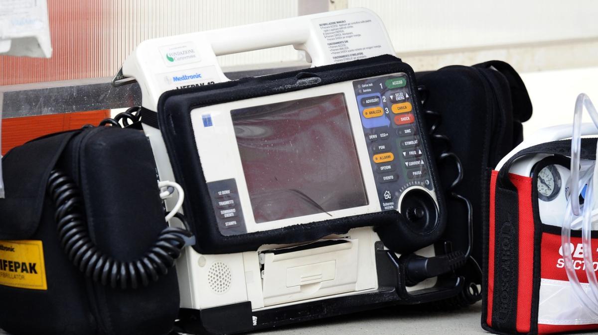 Castiglione, associazione Gru Gro dona defibrillatore alla frazione Grole