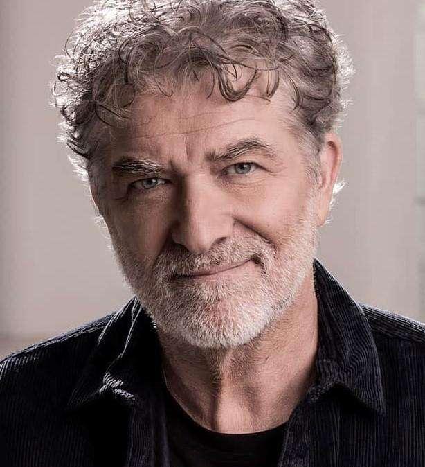 Gioele Dix celebra Dino Buzzati: "La corsa dietro il vento" al Teatro Sociale