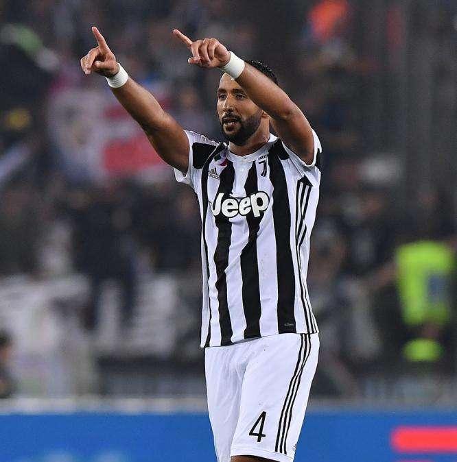Marocco, Benatia fa sorridere i tifosi: protegge una bimba dalla pioggia durante l'inno