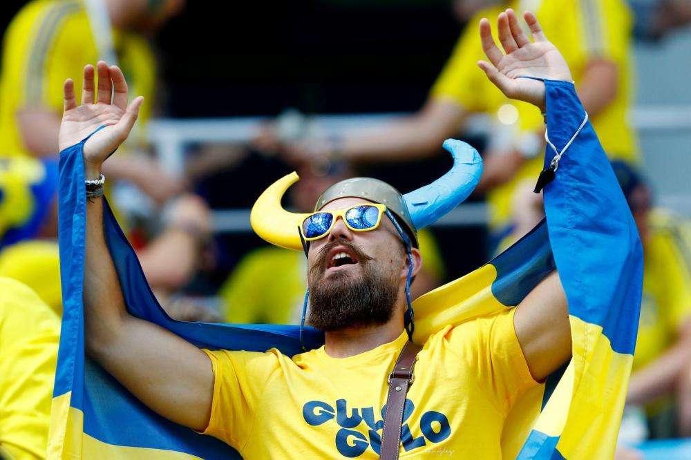 Svezia, tifosi si scagliano contro Durmaz: insulti razzisti per l'autore del fallo del 2-1 Germania