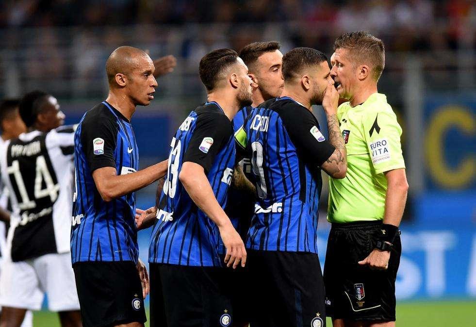 Brasile, fa discutere Orsato al VAR. L'ex Inter Dodò lo critica sui social